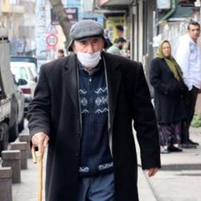 Yaşlı adamı darbedip emekli maaşını çaldılar