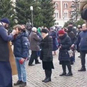 Romanyalılar koronaya karşı aynı kaşıktan kutsal su içti