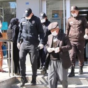 Sokak yasağına uyan yaşlı adama, polis yardımcı oldu