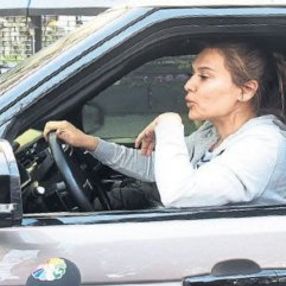 Demet Akalın dışarı çıktı
