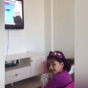 Küçük kızın EBA TV'ye tepkisi gülümsetti