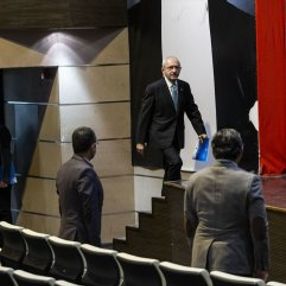 Kılıçdaroğlu parti binasına girerken dezenfektan kullandı