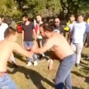 Arnavutköy'de bir grup genç güreş tuttu