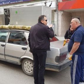 Otomobille buzdolabı taşıdı, polise kızıp yola bıraktı