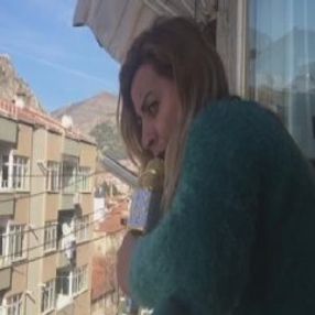 Balkona çıkarak mikrofonla 65 yaş uyarısı yaptı