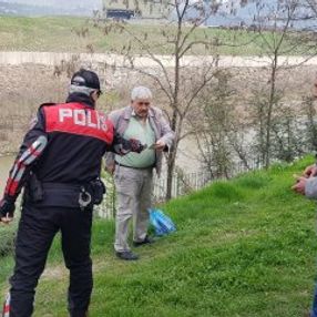 Polis uyardığı yaşlıları kolonya sıkarak evlerine gönderdi