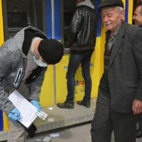 Sokağa çıkan yaşlı adam gazetecilere yakışıklı çekin dedi