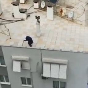 65 yaş üstü yaşlı teyze dışarı çıkamayınca çatıda gezdi