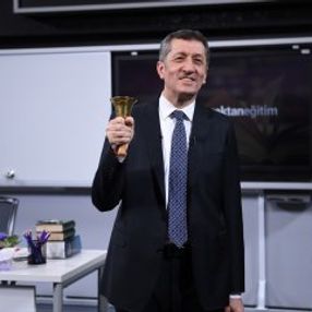 Uzaktan eğitimde ilk ders Bakan Selçuk'tan