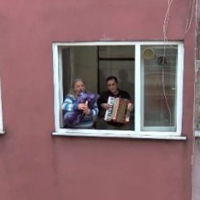 Tulumcu ve akordeoncu evden çıkamayanlara moral verdi