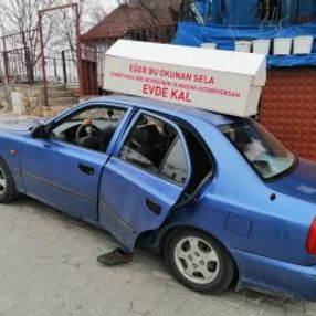 Aracının üzerine tabut bağlayarak evde kal çağrısı yaptı