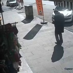 Kaldırımda yürüyen adamın ölümü kamerada