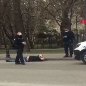 Polisin evine götürmek istediği yaşlı adam, yola yattı