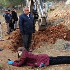 Kadın profesör kepçenin önüne yattı