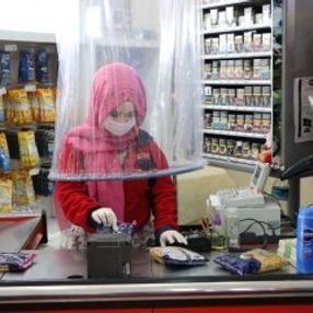 Niğde'de markette poşetli koronavirüs önlemi