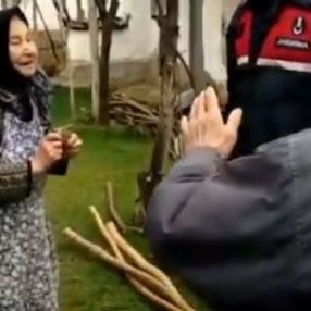 Yaşlı teyzenin, jandarma ile diyaloğu duygulandırdı