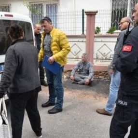 Eşi eve almayınca, gizlice girip kendini balkona kilitledi