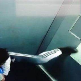 Asansör düğmesine ayağıyla basan vandal