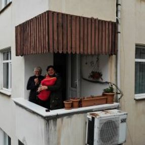 Maltepe'de balkonda tulum çaldı, mahalleye moral verdi