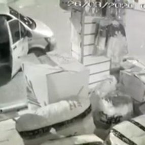 Mağazaya giren hırsızlar, bekçileri görünce kaçtı