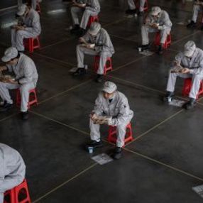 Honda çalışanları, öğle yemeğini mesafeli yiyor