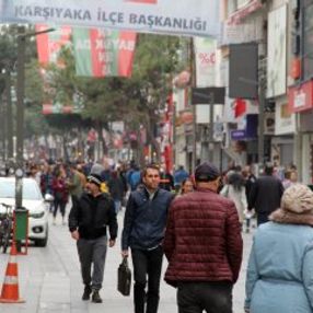 İzmir'de salgına rağmen sokaklar boş kalmadı