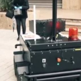 Sokağa çıkma yasağını delenlere robotlu uyarı
