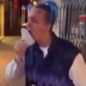 Alman rapçi sokaktaki objeleri yaladı