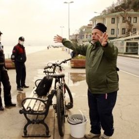 Sarıyer sahilde evde kal uyarılarına rağmen balık tuttular