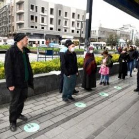 İstanbul'da 'sosyal mesafeni koru' çıkartmaları