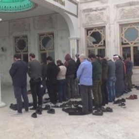 Cami avlusunda cuma namazı kıldılar