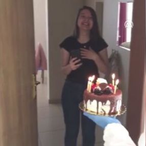 Karantinada tutulan üniversiteliye doğum günü sürprizi