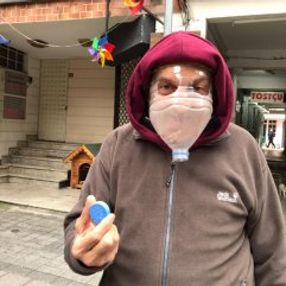 Koronadan korunmak için pet şişeden maske yaptı
