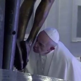 Papa, korona dursun diye dua edip heykel öptü