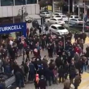 Eski eşini sokak ortasında başından vurdu