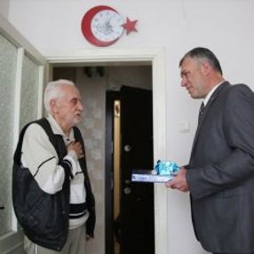 Manisa'da polis, bağırdığı yaşlı adamdan özür diledi