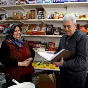Hatay'da gizli hayırsever, iki bakkalda borçları kapattı