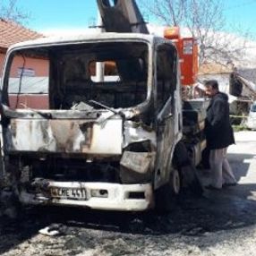 Elektrik dağıtım şirketinin kamyonetini ateşe verdi