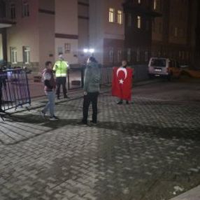 Küfür eden karantinadaki öğrencilere vatandaşlardan tepki