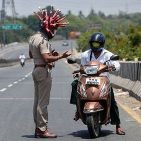 Hindistan'da polis, korona kaskı giydi