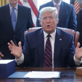 Trump, 2,2 trilyon dolarlık dev teşvik paketini onayladı