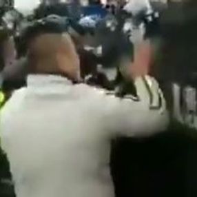 Vuhan'dan çıkmak isteyen Çinliler, polisle çatıştı