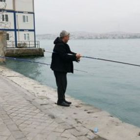 Karaköy sahilinde balık tutma yasağını deldiler