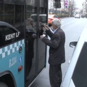 İstanbul'da otobüse binemeyen yaşlı adam sinirlendi