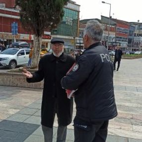 Düzce'de sokağa çıkan 82 yaşındaki dede polisle tartıştı