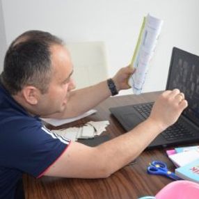 Öğrencileri ile her akşam aynı saatte görüşüyor