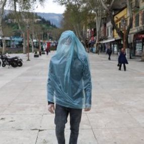 Koronadan çöp poşetiyle korunan Maraşlı