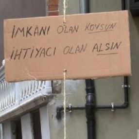 Fatih'te evinden yardım sepeti sarkıtan İngiliz