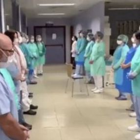İspanya'da hastanede toplu dua