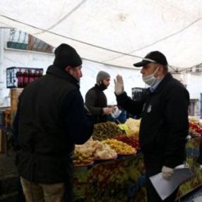 Pazarda 3 metre kuralını ihlal edenlere ceza kesildi
